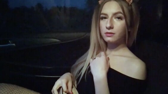 Незнакомка дала себя трахнуть, когда мужчина ее подвозил